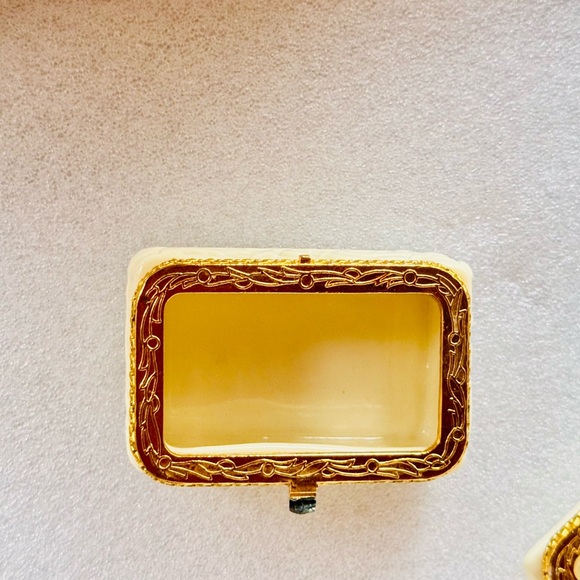 VINTAGE Hollywood Regency Ivory Ceramic Trinket Box w Gold Trim Bow & Hinge - Picture 15 of 16